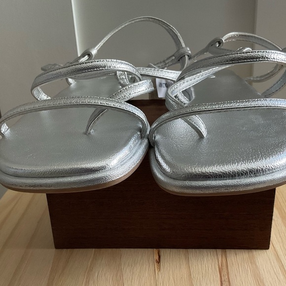 Women’s Old Navy NWT’s Silver Metallic Sandals Vegan Size 7.5 - Picture 7 of 8